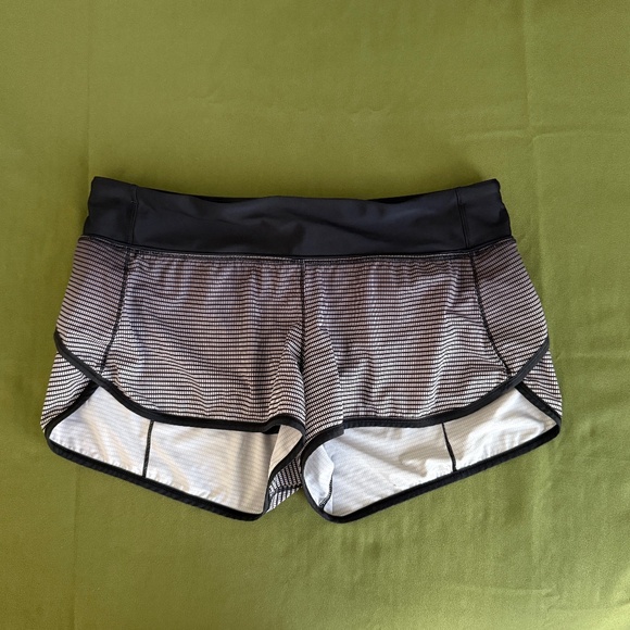 Lululemon Speed Short H2O in Double Gradient White Gray and Black (Size 8) - Picture 4 of 11